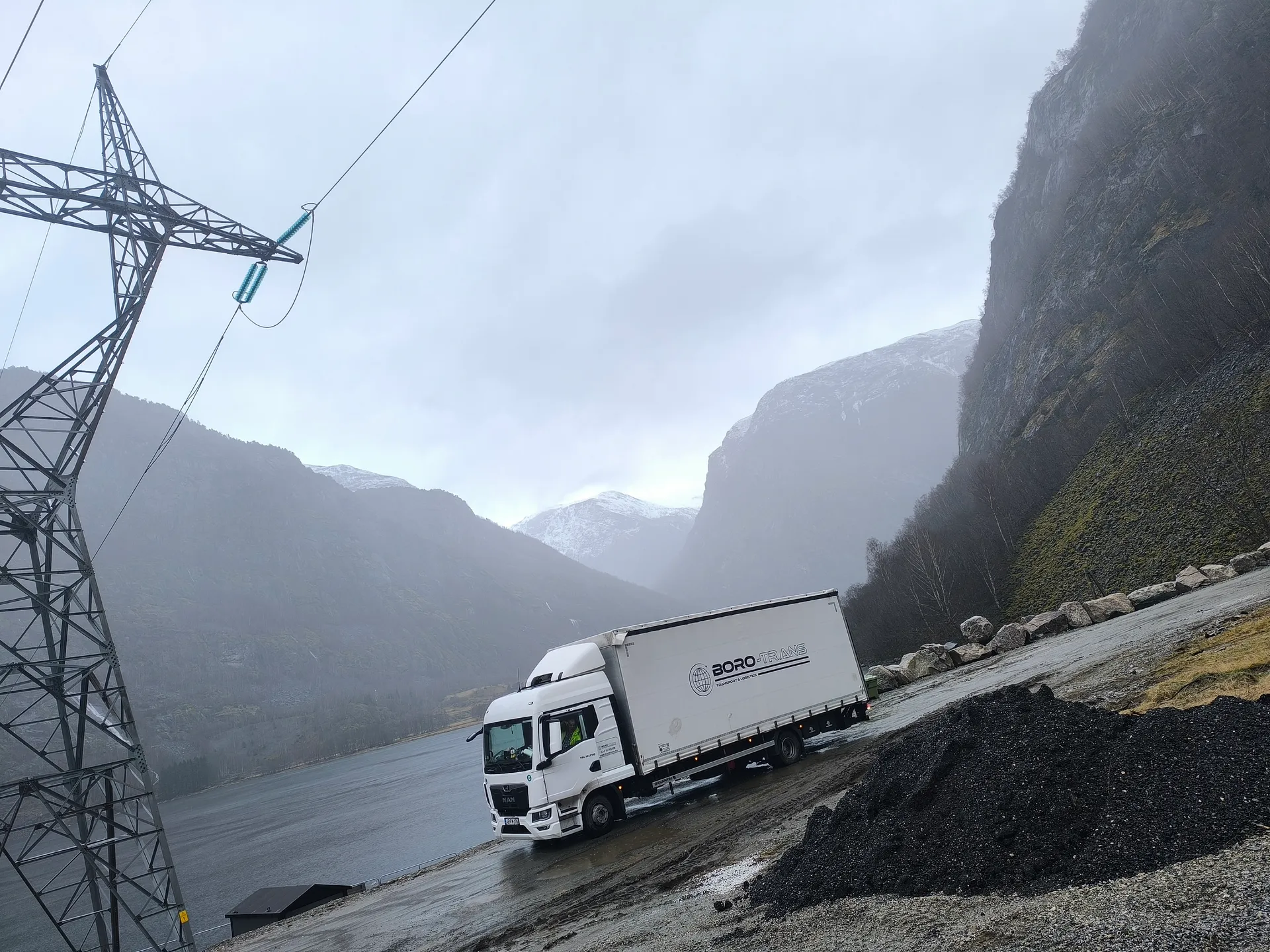 LKW am norwegischen Fjord