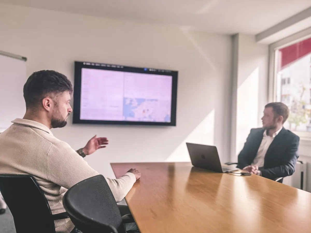 TempSecure Team bei einer Besprechung im Büro