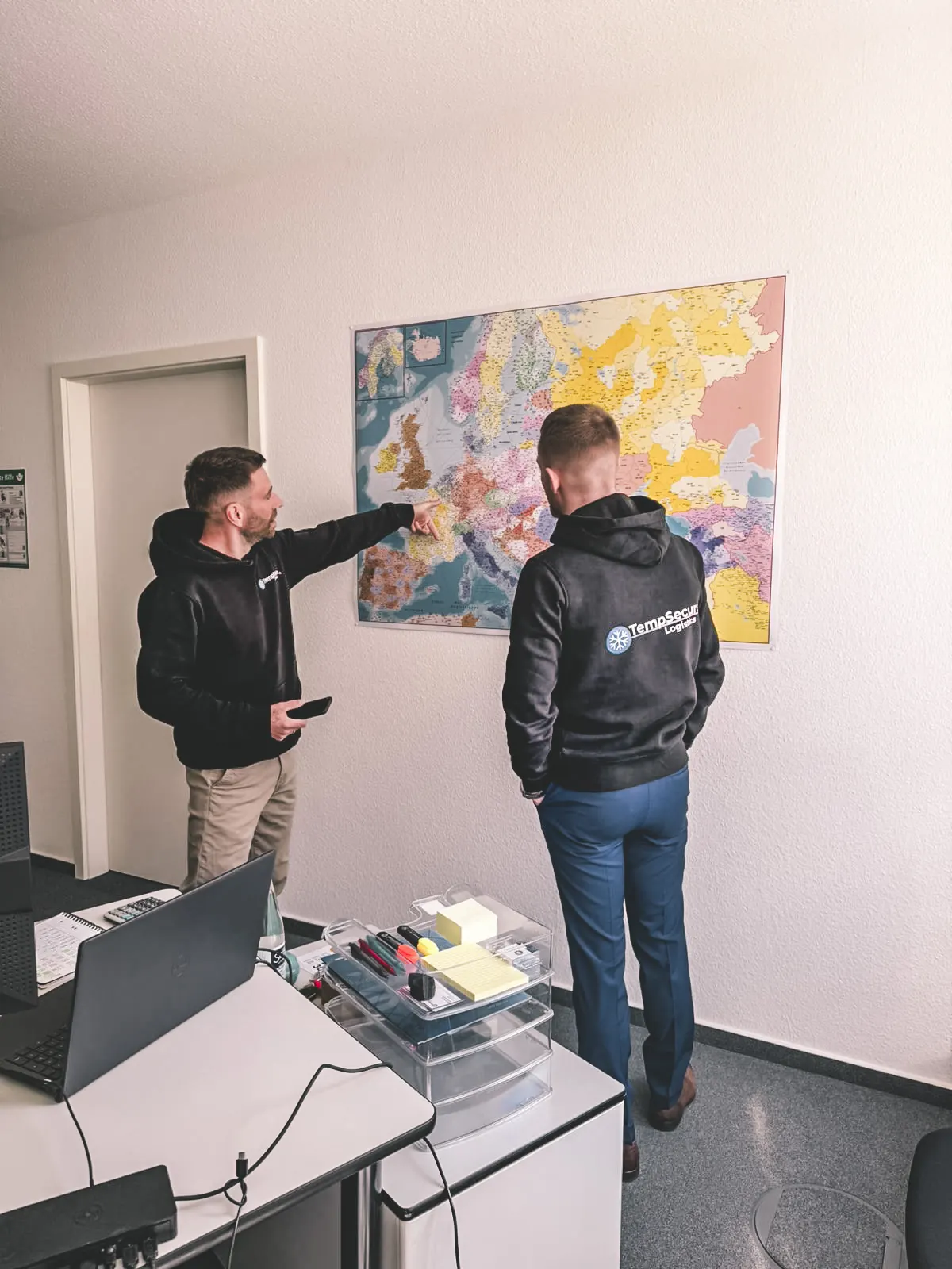 TempSecure Team plant Routen vor der Europa-Karte